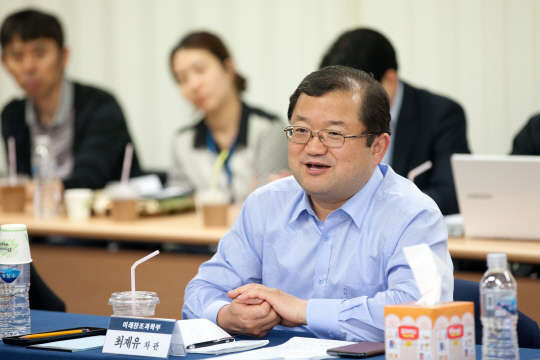 미래창조과학부는 지난 8일 서울 서초구 한국정보통신진흥협회(KAIT)에서 최재유 미래부 제2차관 주재로 국민이 안심할 수 있는 전자파 환경 조성 방안을 논의하는 '제8차 정보통신기술(ICT) 정책 해우소'를 개최했다고 밝혔다. 이날 행사에서 최재유 2차관이 인사말을 하고 있다. <미래창조과학부 제공>